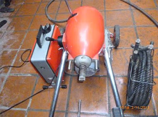 Thông tắc bồn cầu bằng máy lò xo